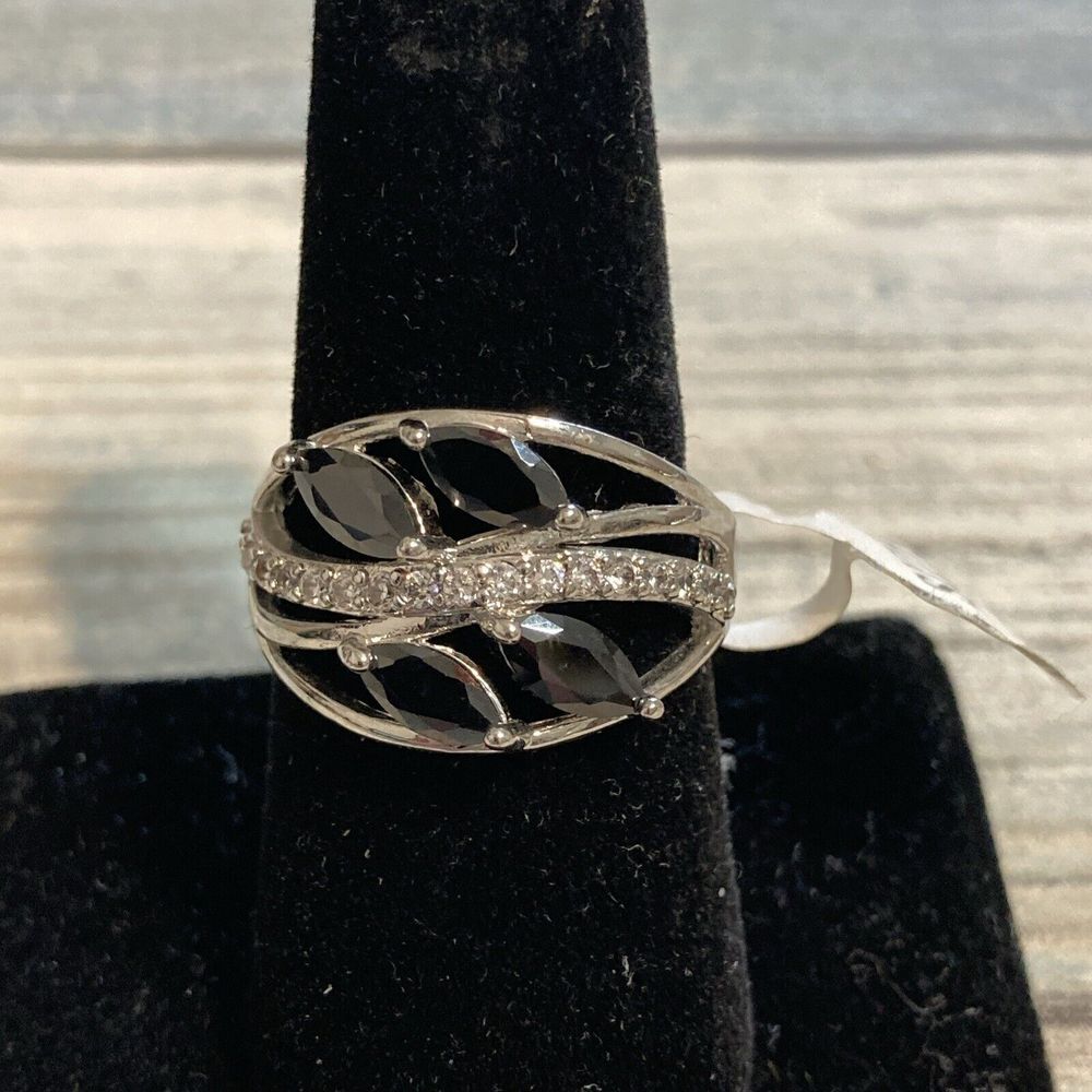 Costume Cocktail Ring size 7.5 Black Stones silver tone ring NWOT clear crystals